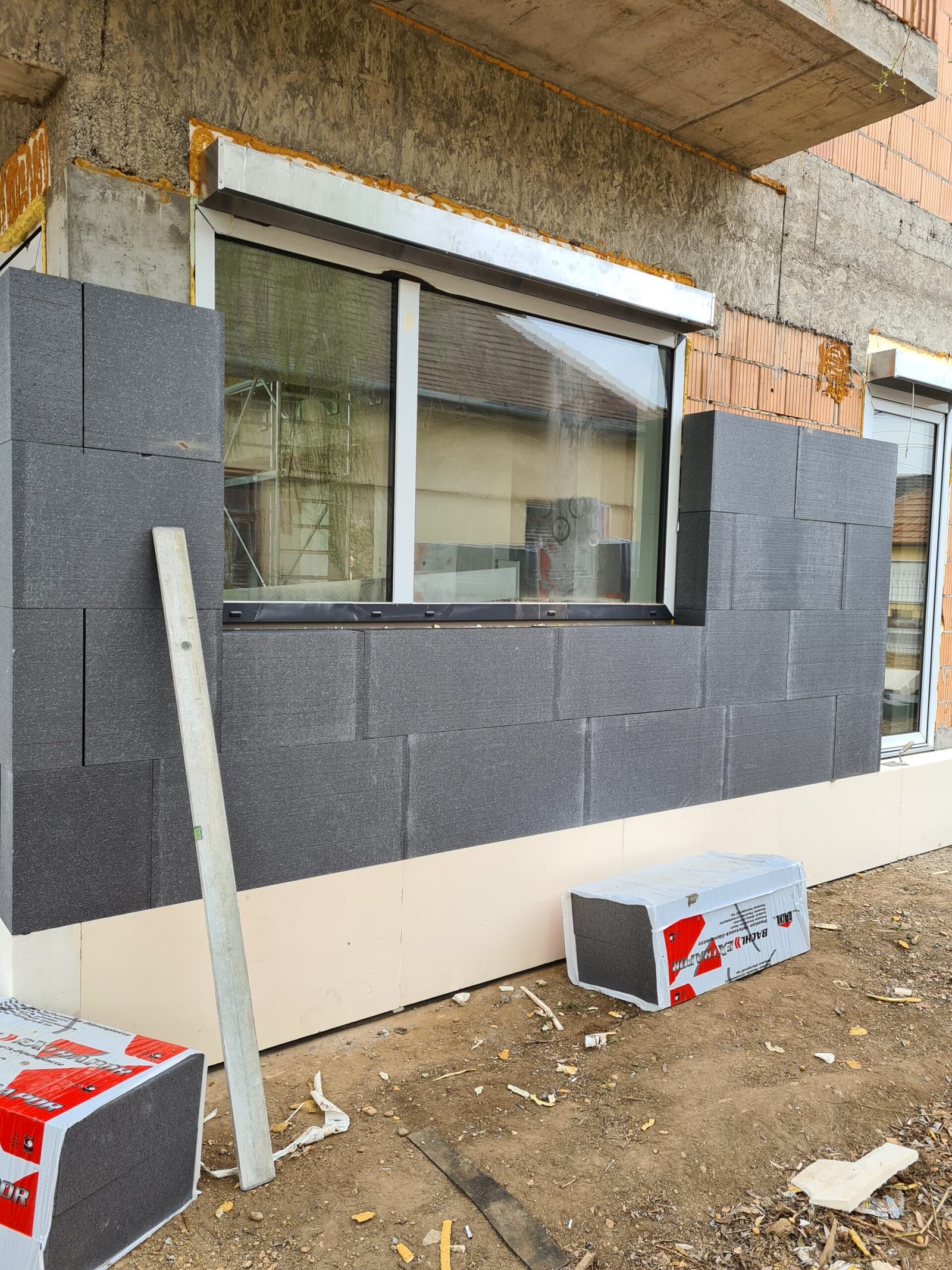 Grafit EPS homlokzati hőszigetelés lábazati XPS táblákkal